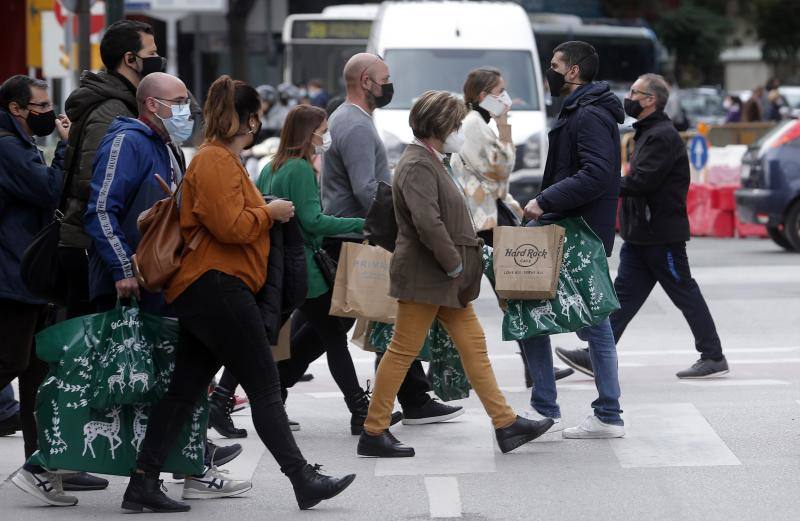 Numerosos establecimientos del Centro de Málaga lanzan ofertas este viernes negro para incentivar el consumo antes de la Navidad