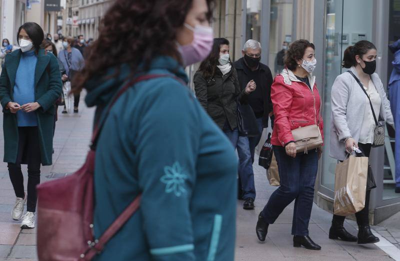 Numerosos establecimientos del Centro de Málaga lanzan ofertas este viernes negro para incentivar el consumo antes de la Navidad