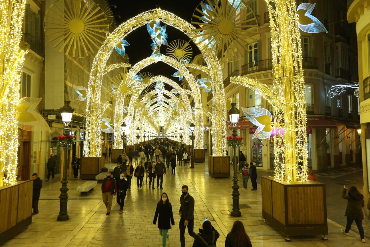El Centro y los barrios ya lucen su decoración navideña. 