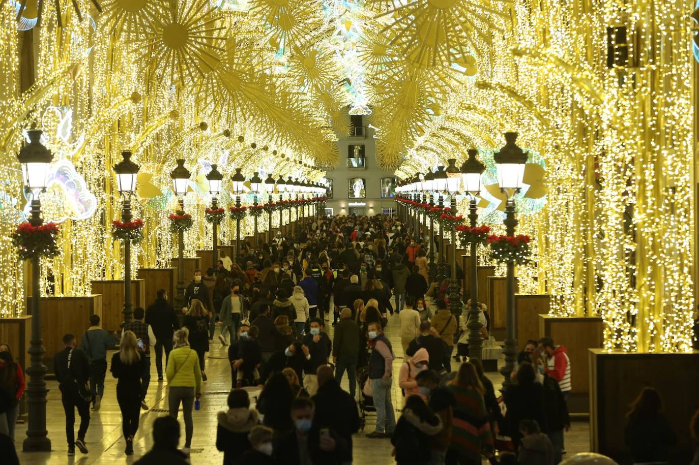 El Centro y los barrios ya lucen su decoración navideña. 