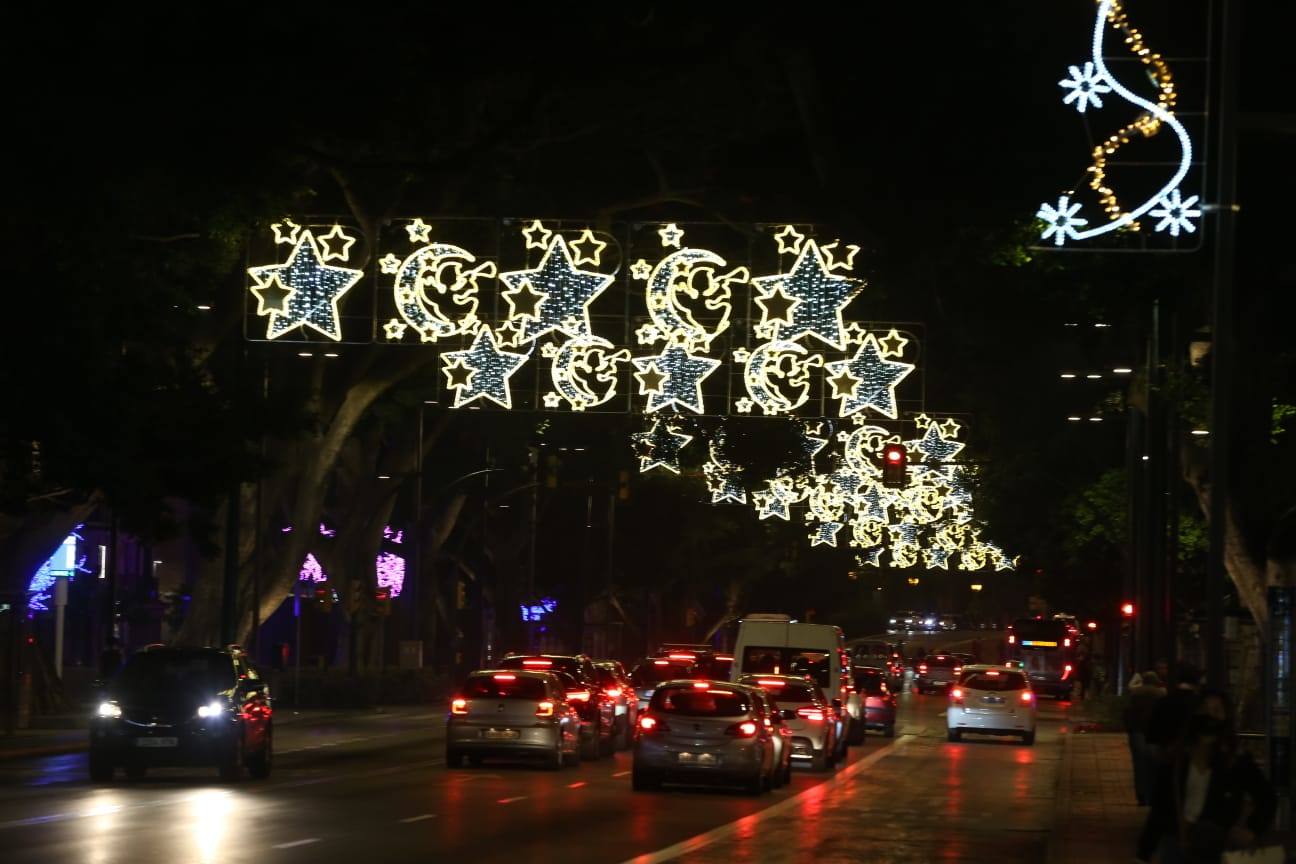 El Centro y los barrios ya lucen su decoración navideña. 