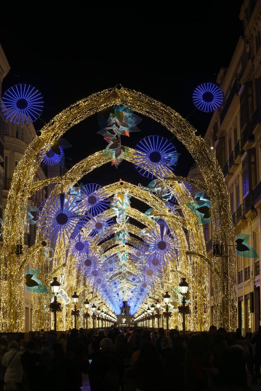 El Centro y los barrios ya lucen su decoración navideña. 