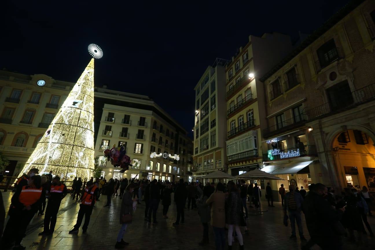 El Centro y los barrios ya lucen su decoración navideña. 