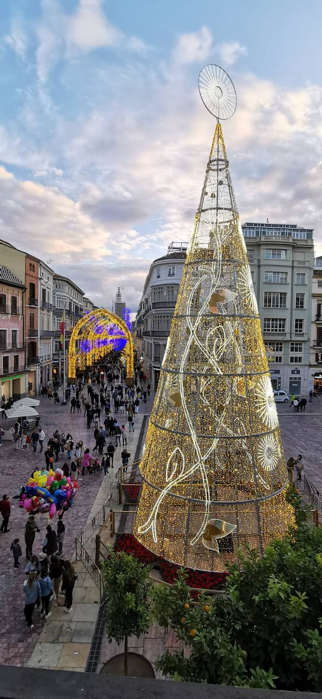 El Centro y los barrios ya lucen su decoración navideña. 
