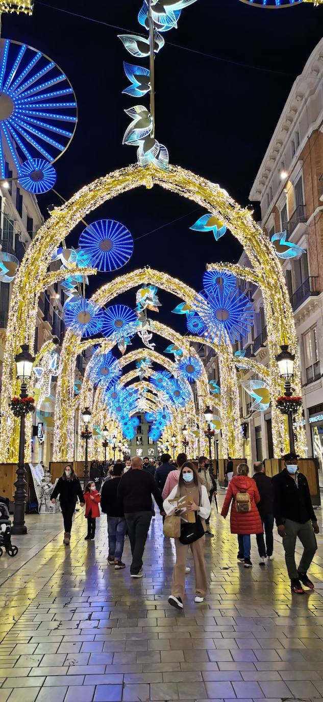 El Centro y los barrios ya lucen su decoración navideña. 