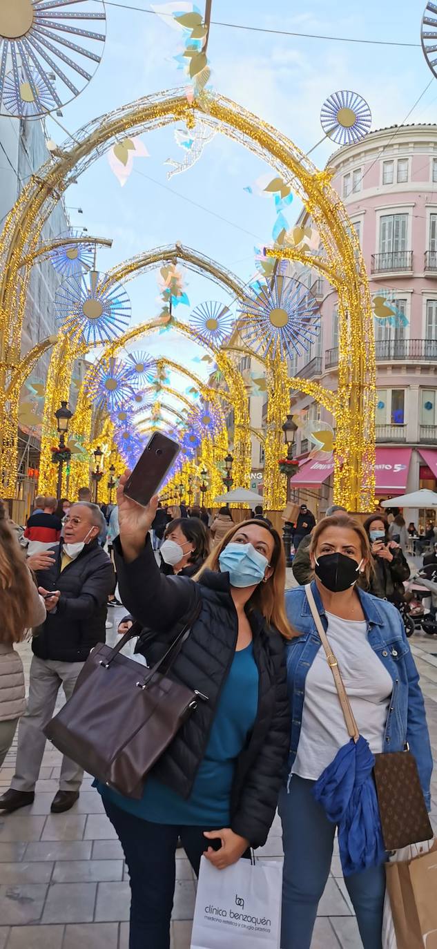 El Centro y los barrios ya lucen su decoración navideña. 