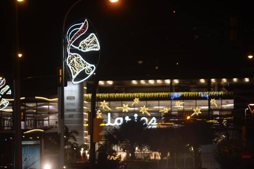 El Centro y los barrios ya lucen su decoración navideña. 