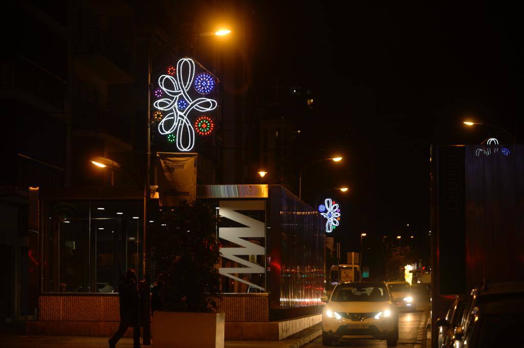 El Centro y los barrios ya lucen su decoración navideña. 