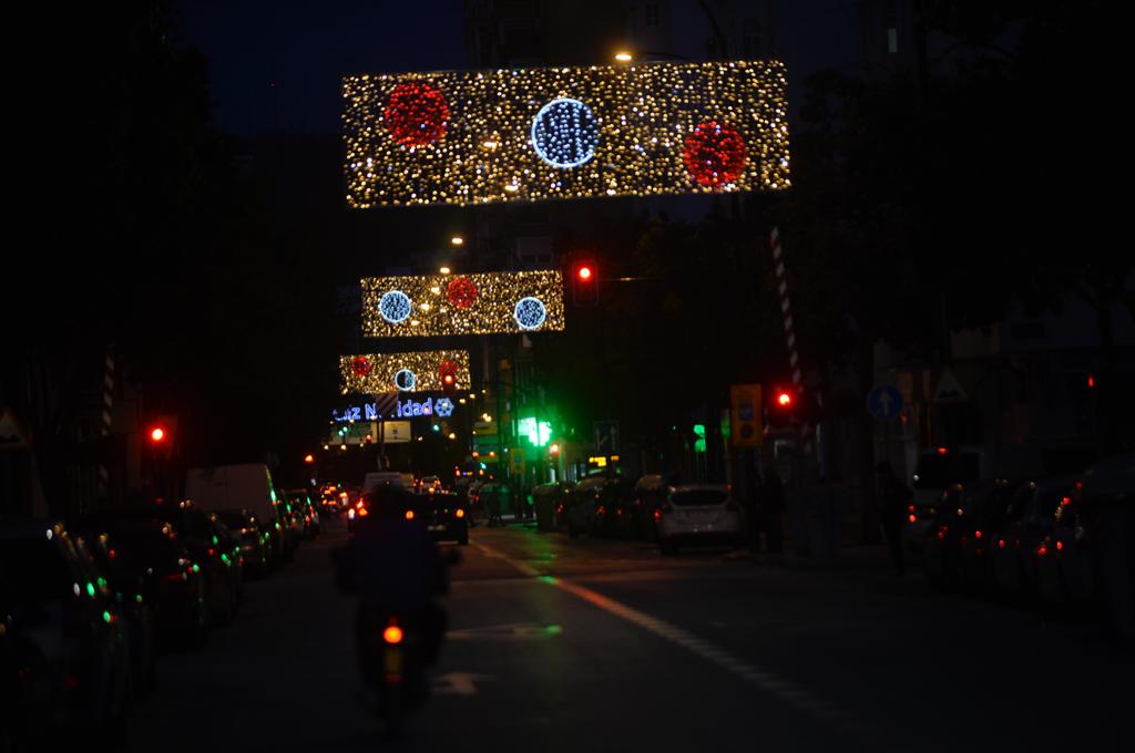 El Centro y los barrios ya lucen su decoración navideña. 