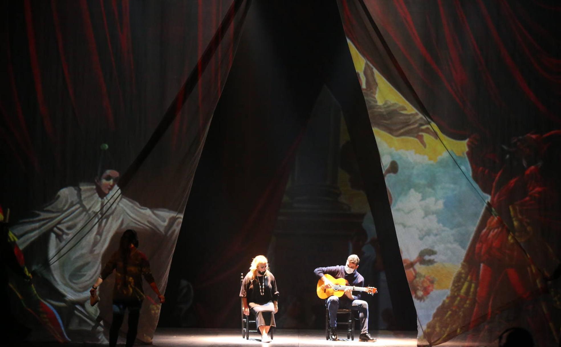 La cantaora Nuria Martín y el guitarrista Francisco Vinuesa, tras el telón de Ferrándiz en un momento del ensayo del espectáculo. 