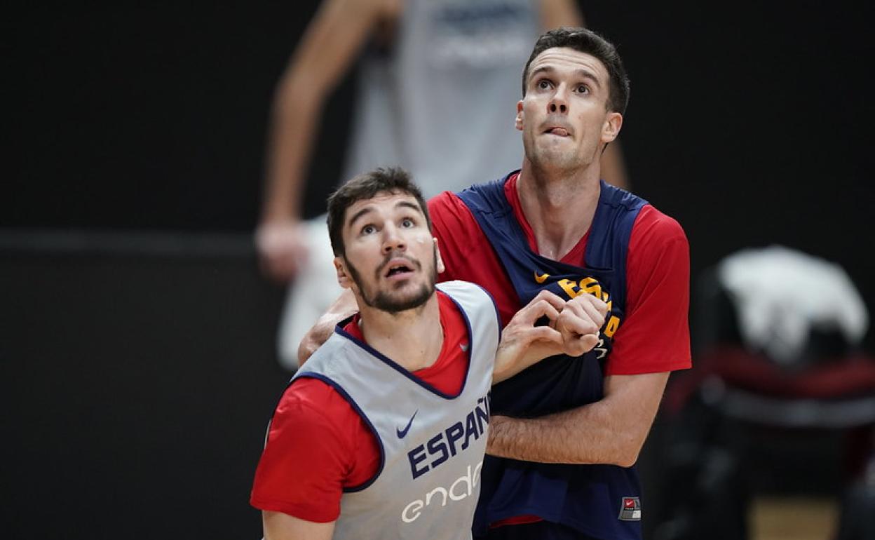 Brizuela forcejea con López Aróstegui durante el entrenamiento de la selección ayer en Valencia. 