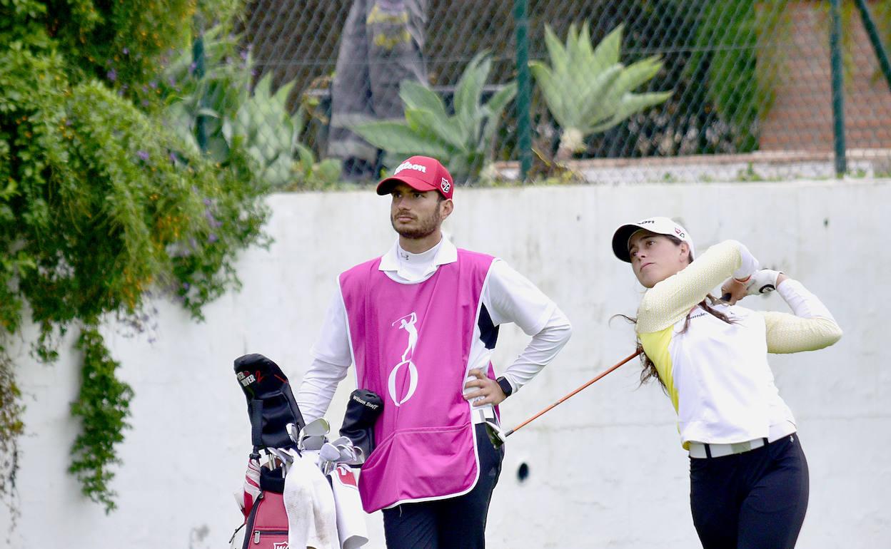 Nuria Iturrioz golpea la bola junto a su 'caddie'. 