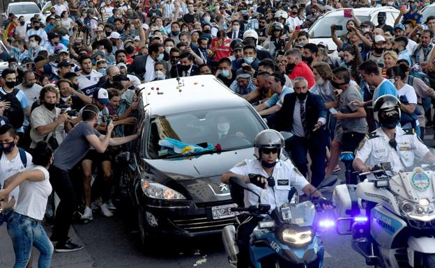 El coche fúnebre, retenido por los aficionados