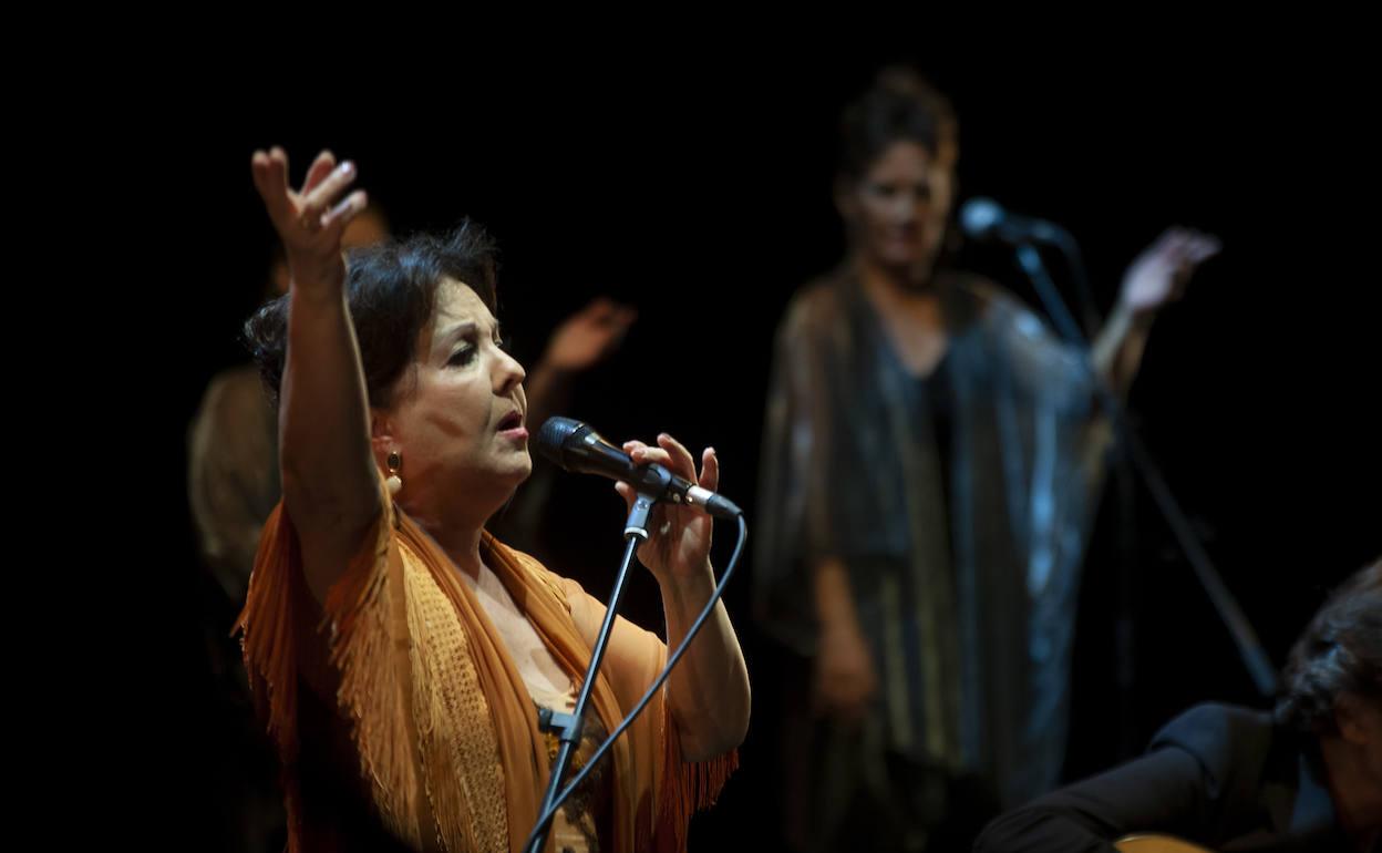 La artista jienense hace homenaje a su carrera en solitario y al flamenco en el Teatro Cervantes. 