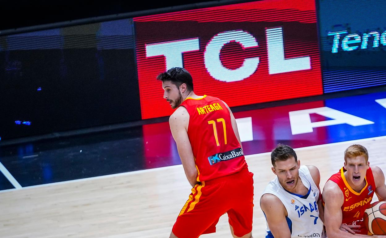 Gal Mekel defiende a Alberto Díaz durante el partido entre Israel y España. 