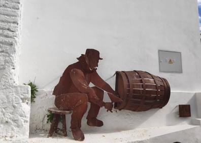 Imagen secundaria 1 - En el casco urbano de Atajate hay muchas alusiones a esta tradición y cuenta con el Museo del Mosto al Aire Libre. Abajo, mosaico situado en Cartajima, en el que se relata la tradición del vino.