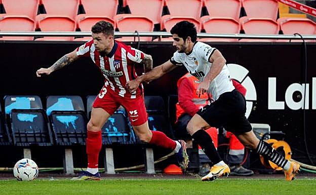 El Atlético confirma su candidatura al título en Mestalla