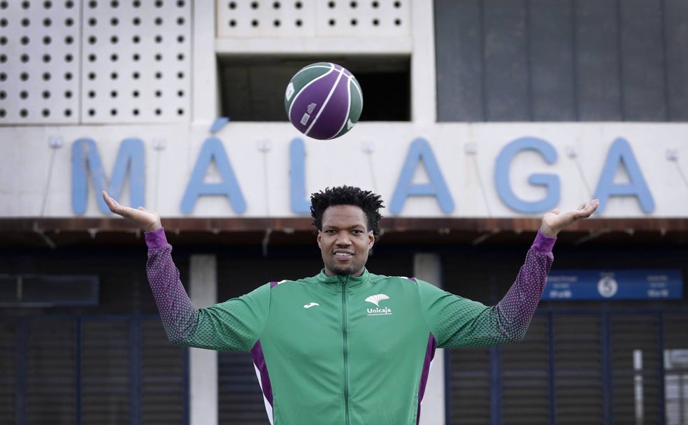 Deon Thompson posa sonriente delante del estado de atletismo durante la sesión de fotos para SUR antes de la entrevista. 