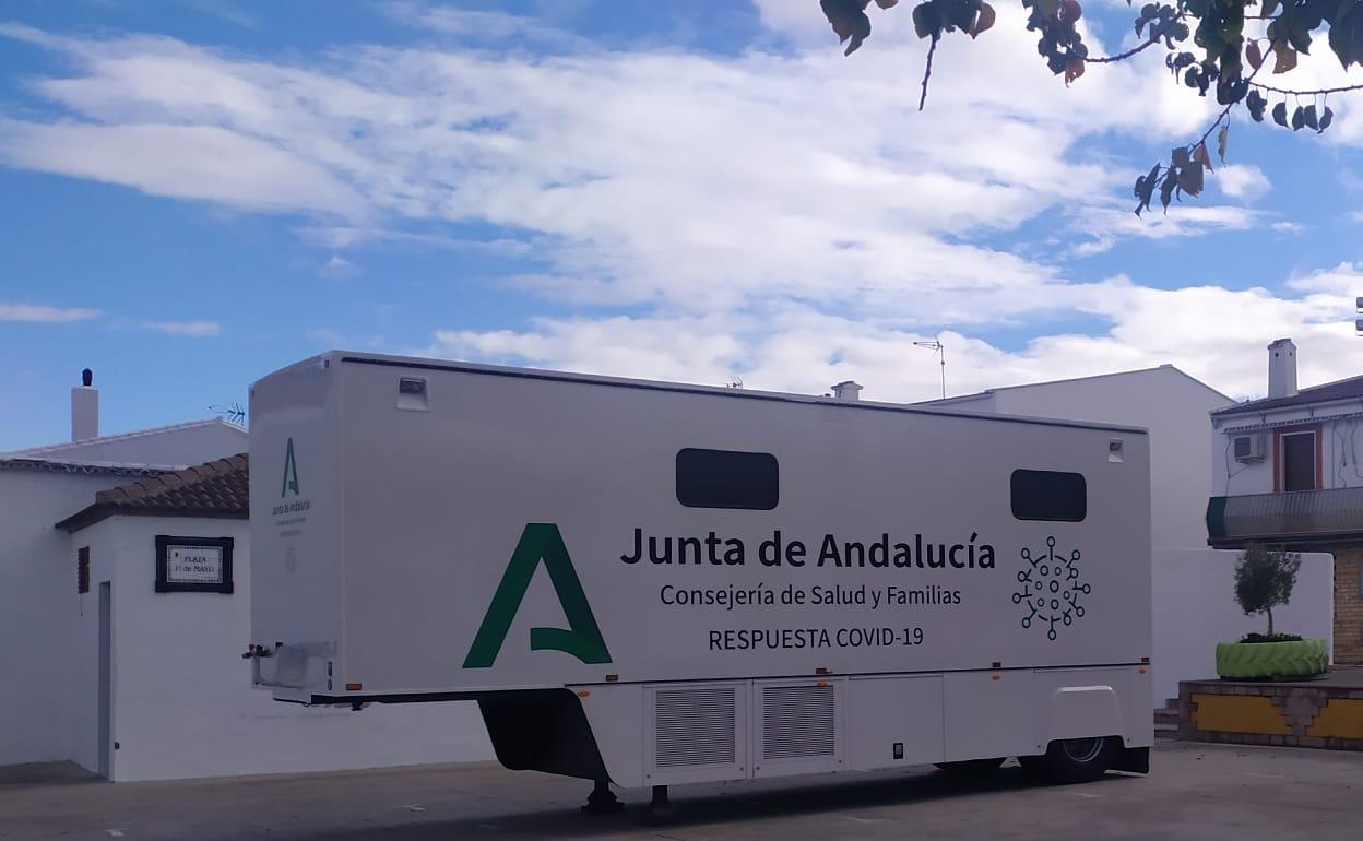 La unidad móvil ya se encuentra estacionada en la plaza Primero de Mayo de Cuevas del Becerro. 