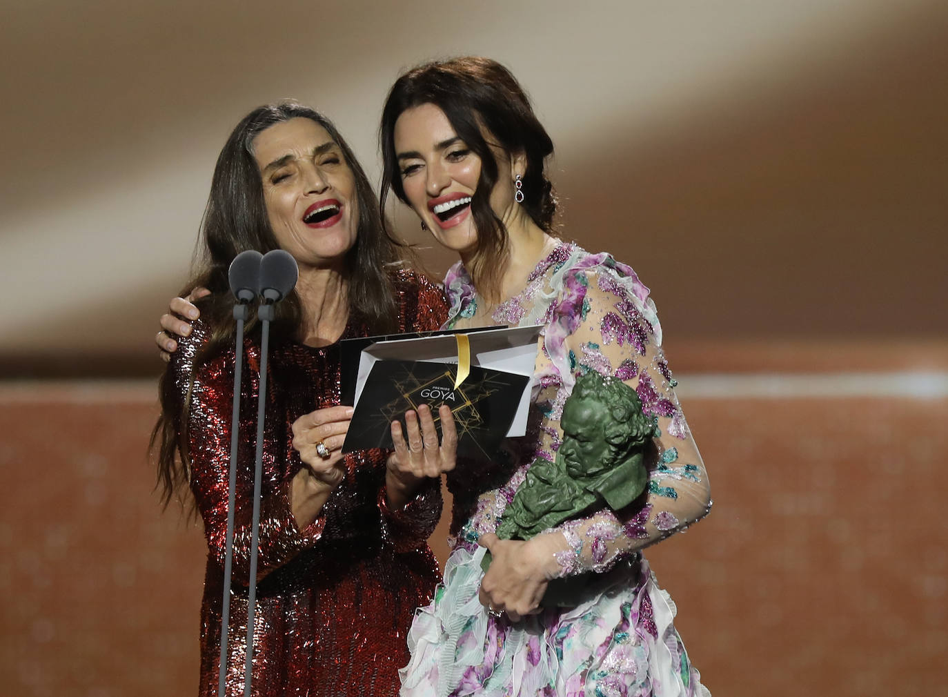 2020. Penelope Cruz y Ángela Molina dan el premio a Almodóvar a mejor película en Málaga