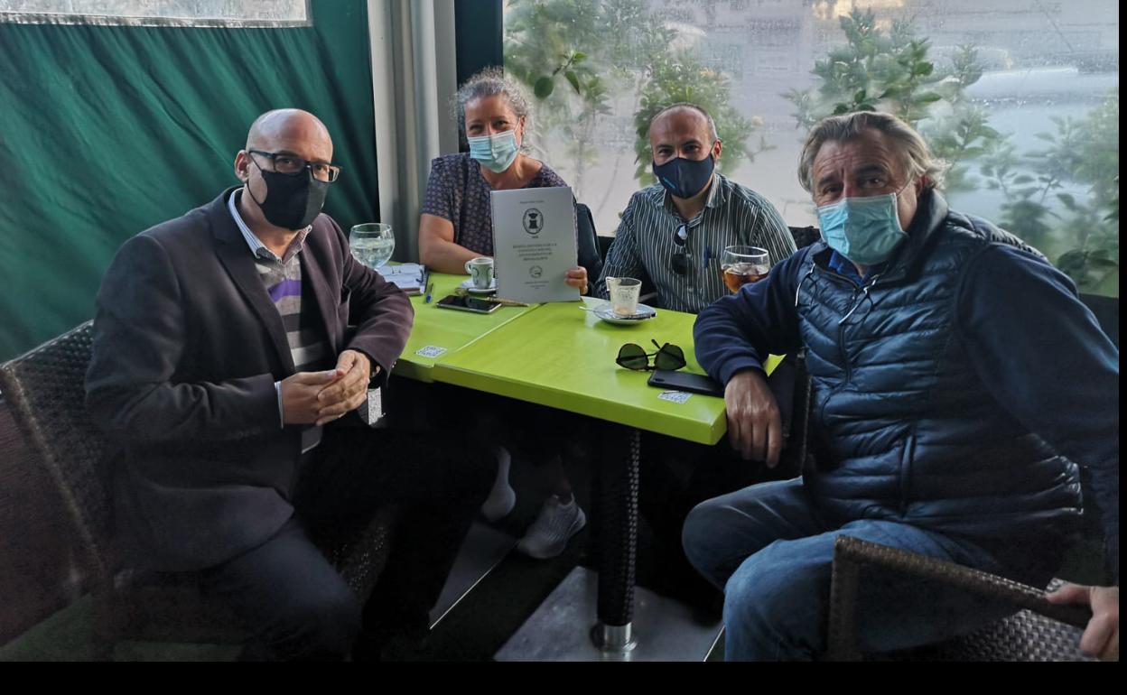 Miguel Alba (derecha), junto a varios integrantes del Círculo Cultural Bezmiliana. 