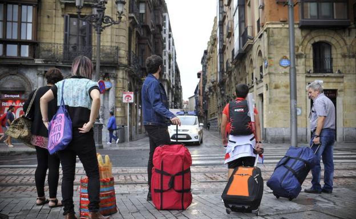 Un grupo de turistas en Bilbao.