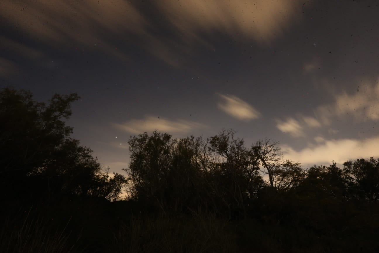 El último eclipse lunar de 2020 se produjo en la noche de este 30 de noviembre. Se trata de un eclipse penumbral (o apulso), que ocurre cuando la Luna pasa a través de la penumbra terrestre y la penumbra ocasiona un sutil oscurecimiento en la superficie lunar