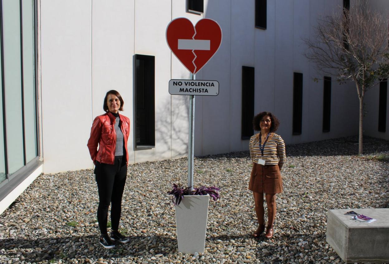 La decana de la Facultad de Ciencias de la Salud, Noelia Moreno, y la profesora Remedios Fernández. c. aranda