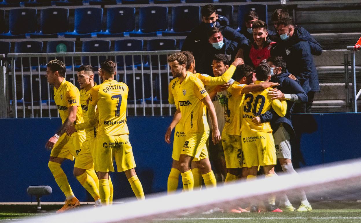 Los jugadores del Málaga se abrazan tras sentenciar Ramón el encuentro en Fuenlabrada. 