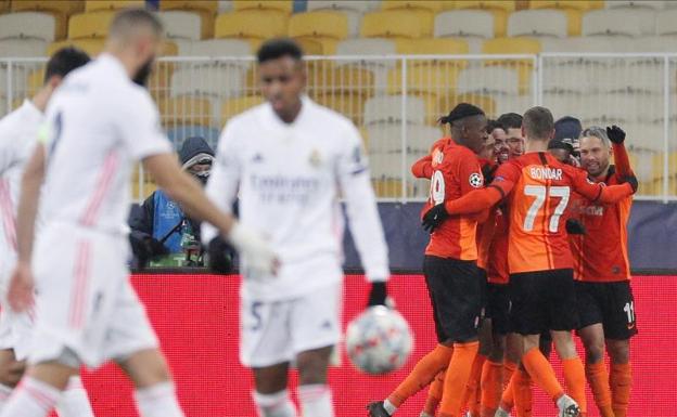 Los jugadores del Shakhtar celebran un gol, ante un Madrid entristecido. 