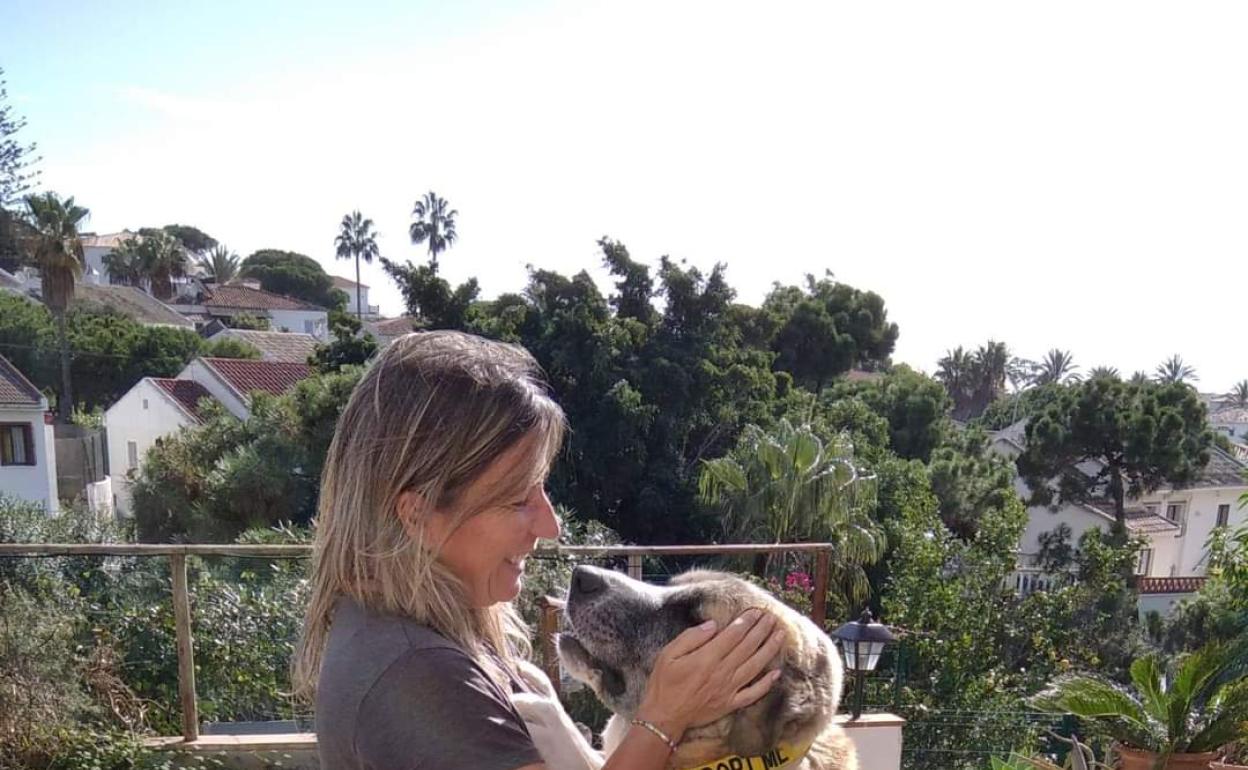 Inma Laure, su acogedora durante los últimos seis meses, con Ulises en su casa. 