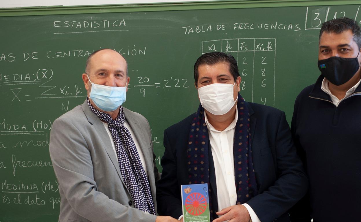 Rafael Gómez y Guillermo Carmona, de la Hermandad Gitana de Andalucía, entregan el premio a José Antonio Plantón. 