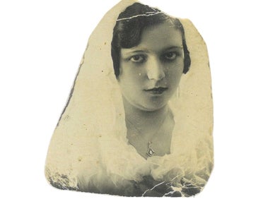 Imagen secundaria 1 - Arriba, lápida de María López Escaño que relata su muerte en la iglesia el día de su boda. Abajo, retrato de la fallecida vestida de novia y, a la derecha, iglesia de San Jacinto de Macharaviaya. Fotos: F. G. y Ayuntamiento de Macharaviaya.