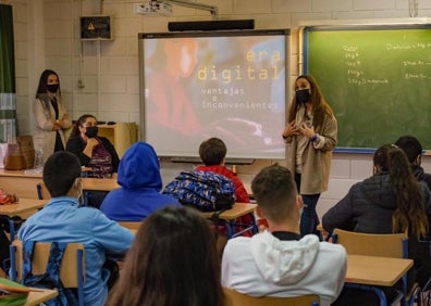 Imagen secundaria 1 - Fotograma de 'El secreto de Ana'. Abajo, una charla escolar de Redime y la obra teatral 'Corazonada', de Con.ciencia 