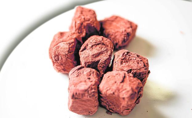 Junto a los dulces tradicionales, trufas, rocas y bombones ganan espacio en la repostería navideña.