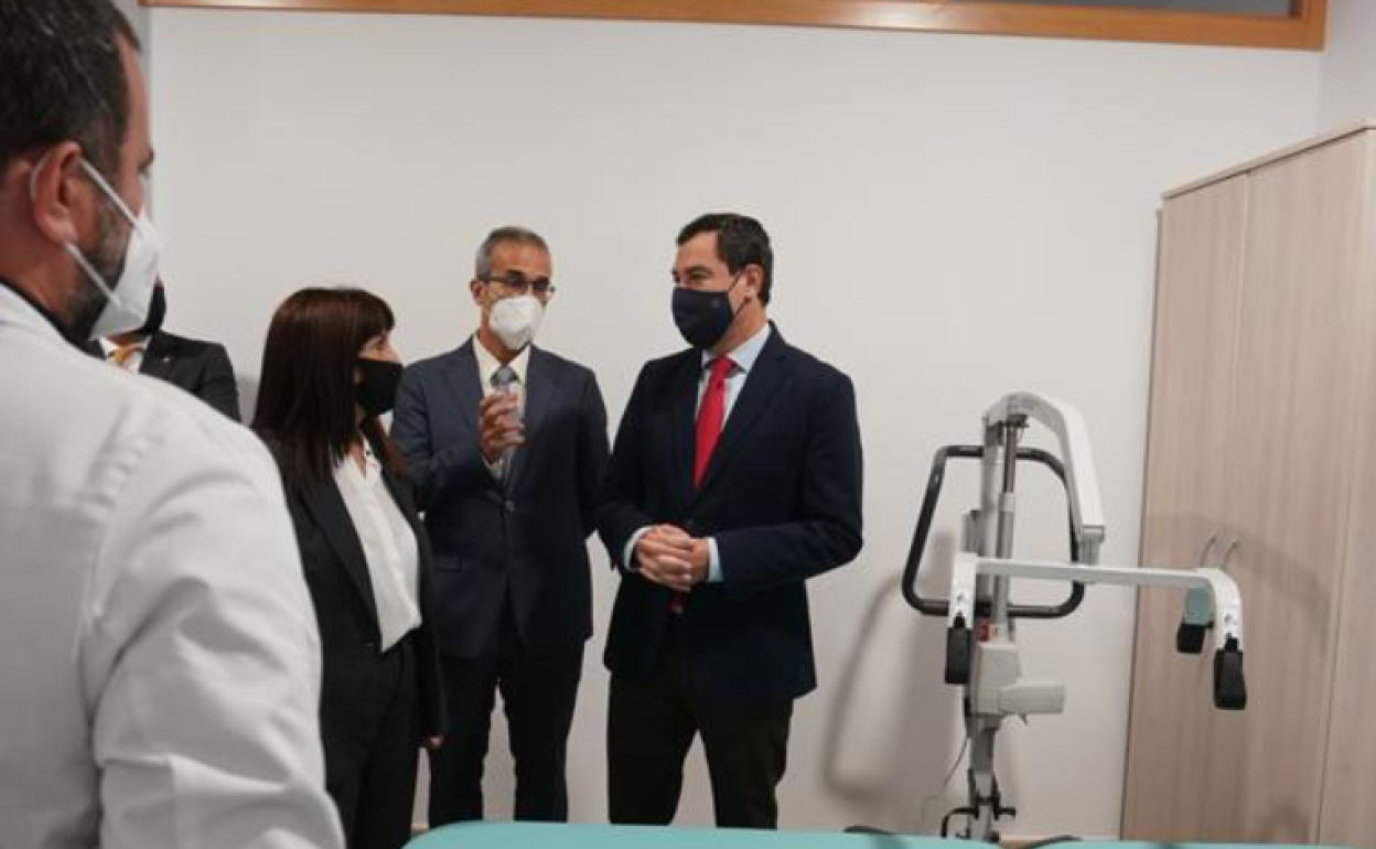 Navidad en Andalucía: Juanma Moreno prevé ampliar los horarios de hostelería y comercio si sigue la evolución positiva