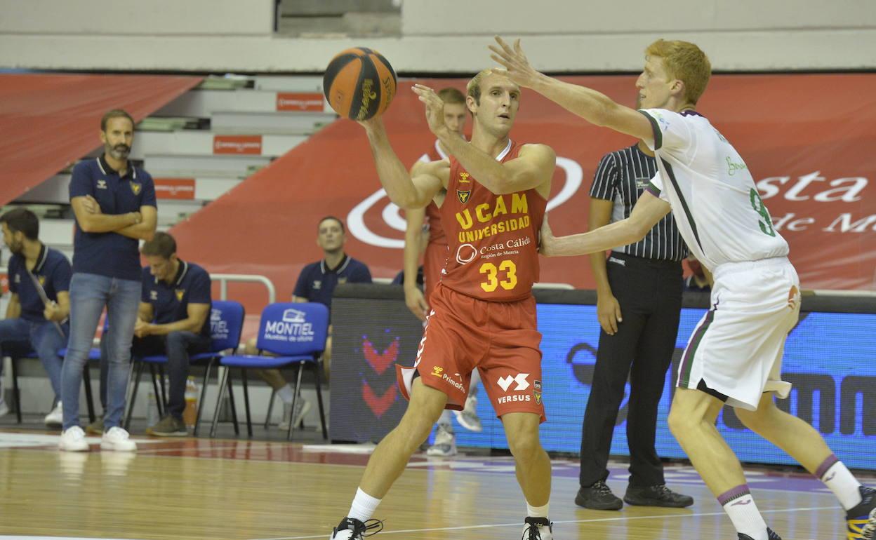 Conner Frankamp, defendido por Alberto Díaz en el amistoso del 10 de septiembre en Murcia, saldado con un 88-74 contra el Unicaja. 