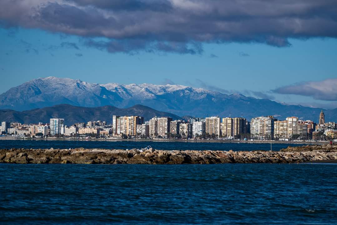 Imagen de la Sierra de las Nieves nevbaeda tomada desde El Palo.