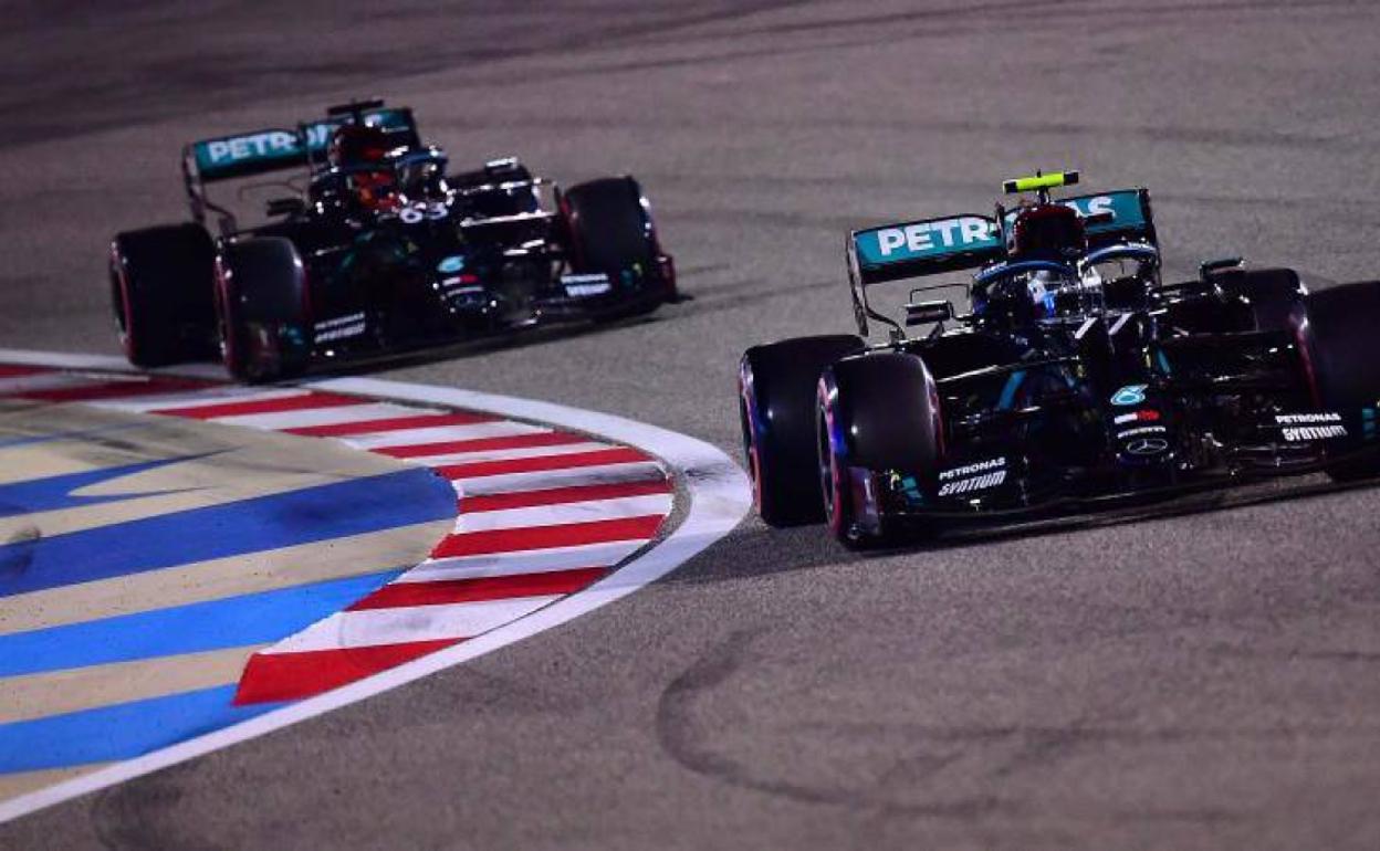 Bottas y Russell sobre la pista de Sakhir