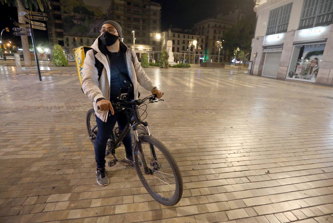 Un paseo por la Málaga de noche con el toque de queda. 