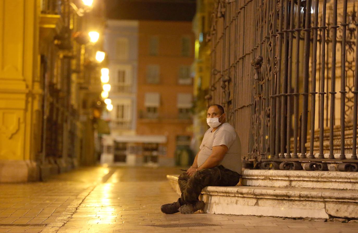 Un paseo por la Málaga de noche con el toque de queda. 