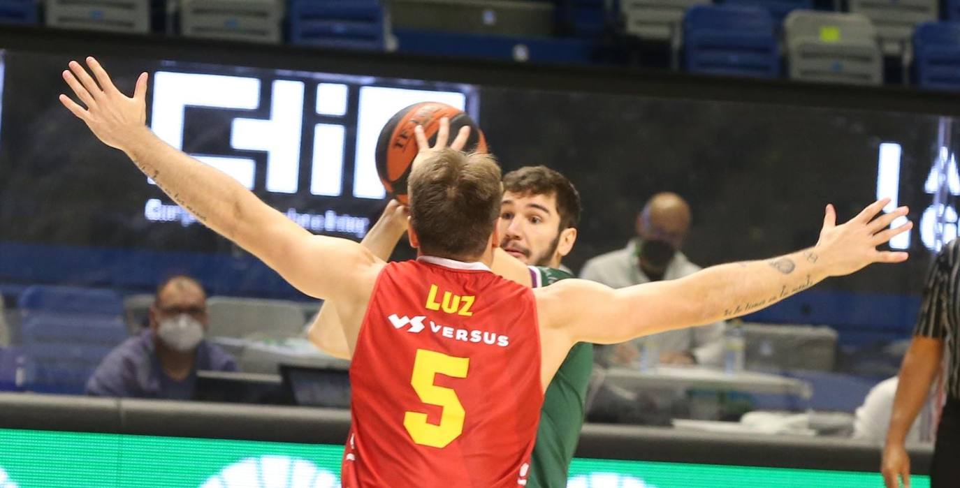 Victoria clara el Unicaja ante el UCAM Murcia