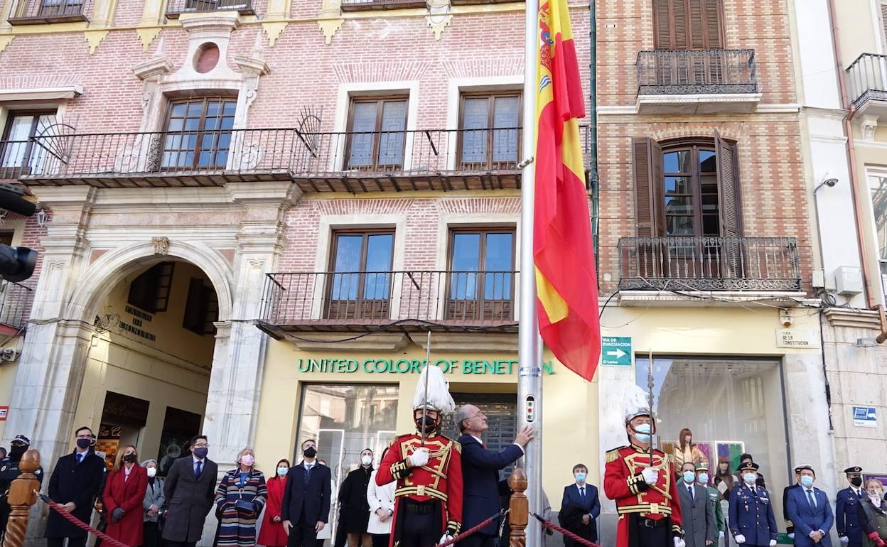 De la Torre, en el momento del izado de la bandera de España, en la plaza de la Constitución. 