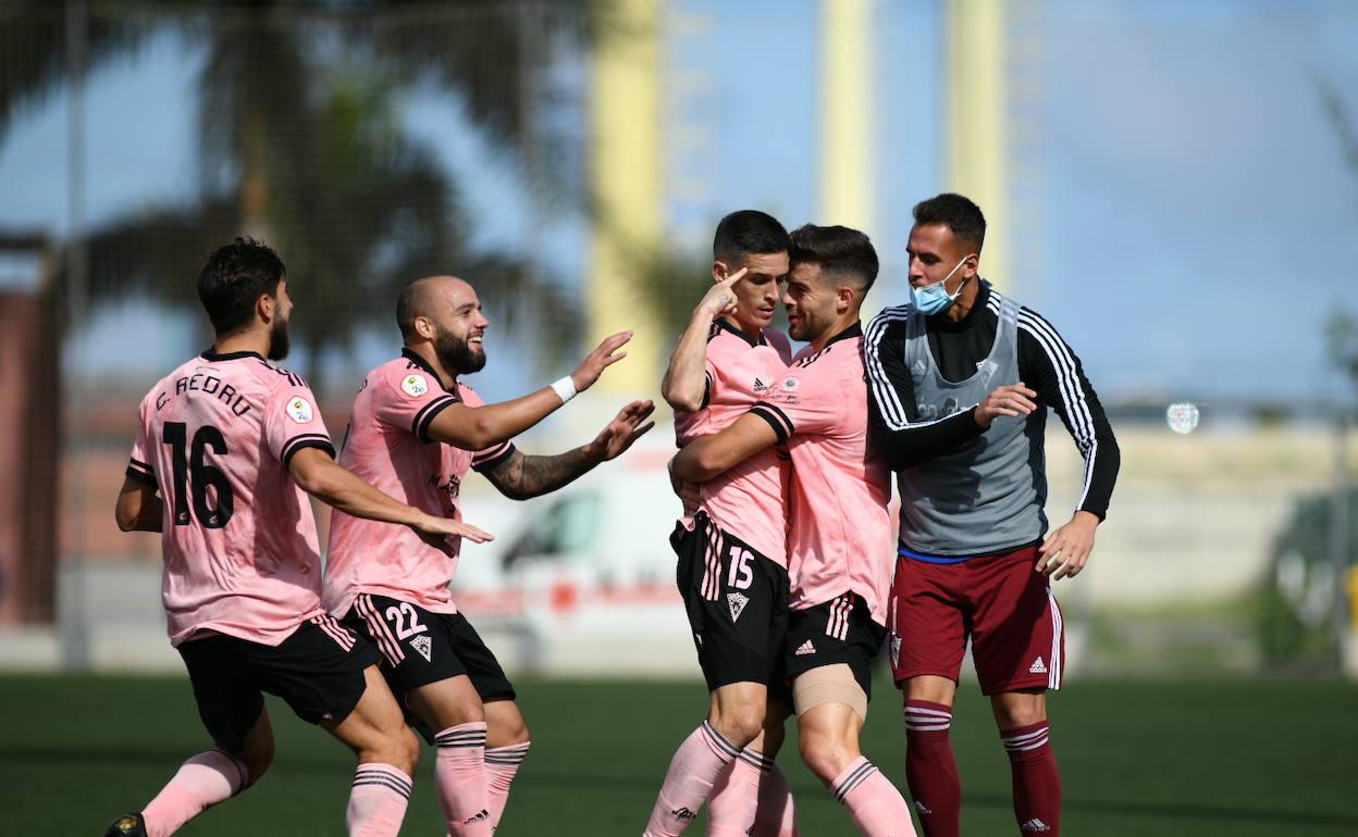 Los jugadores del Marbella acuden a celebrar con Juanmi el 0-1 en el choque. 