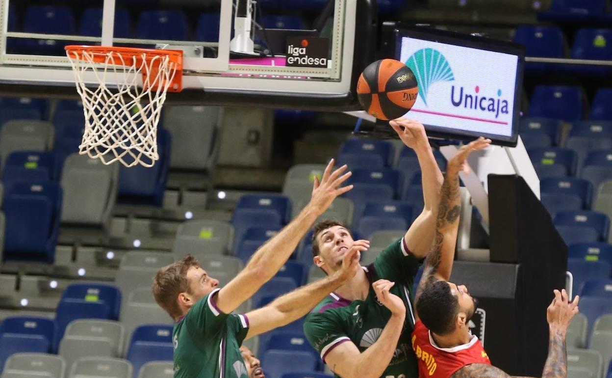 Abromaitis y Guerrero pugnan con Lima por el rebote. 