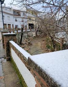 Imagen secundaria 2 - Una pareja en El Torcal para ver la nieve. Sierra Tejeda desde Málaga capital.Imagen de Alfarbate.