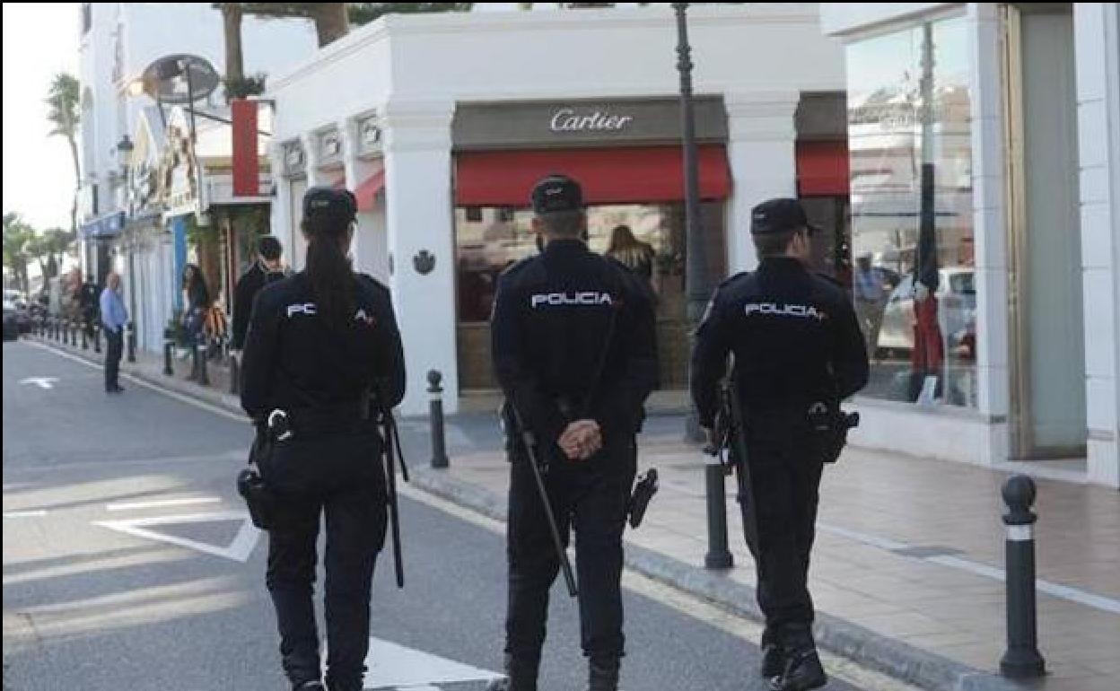 Ingresado un hombre con dos disparos en un hospital de Marbella