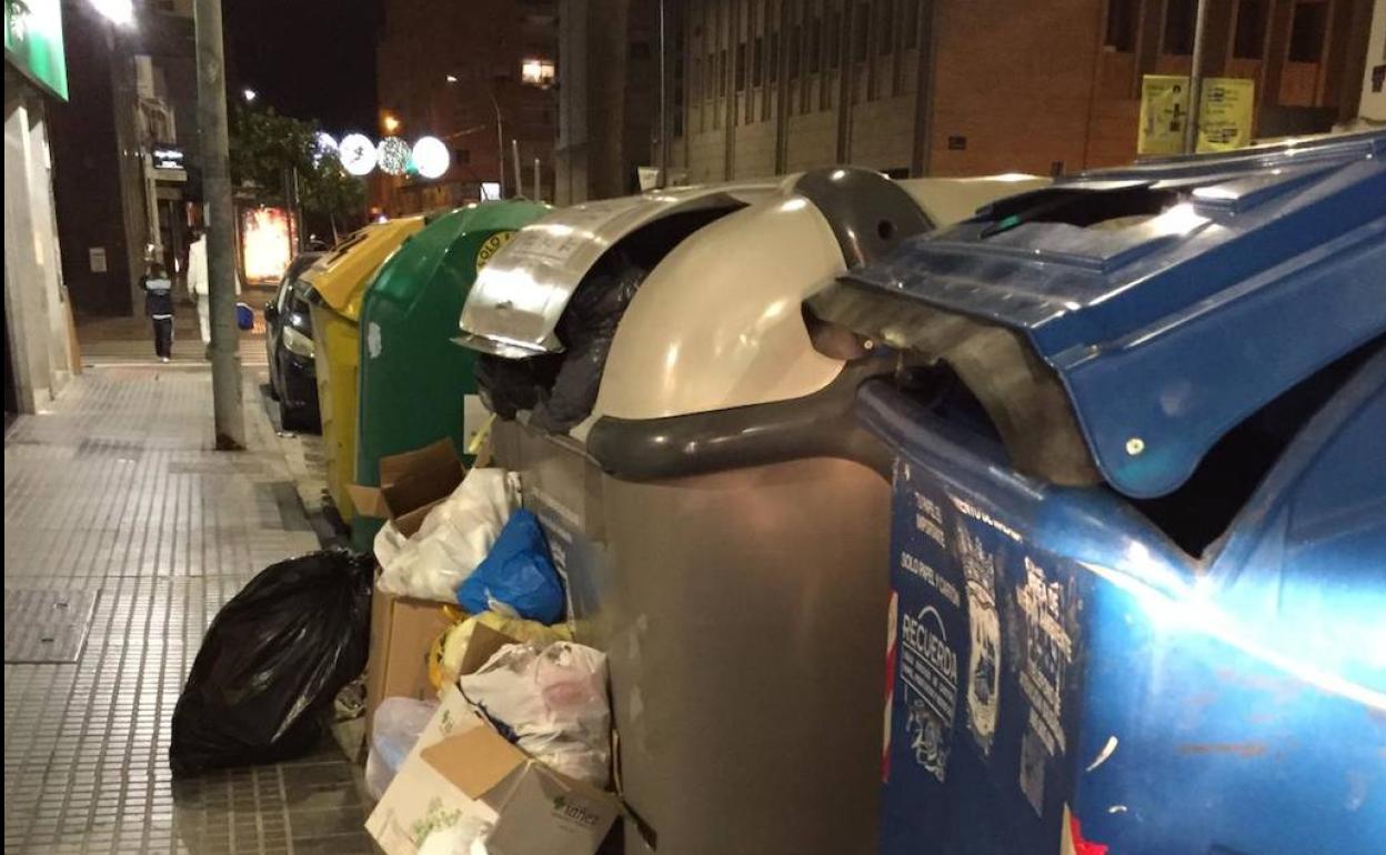 Aceras estrechas llenas de basura en eugenio gross | diario sur