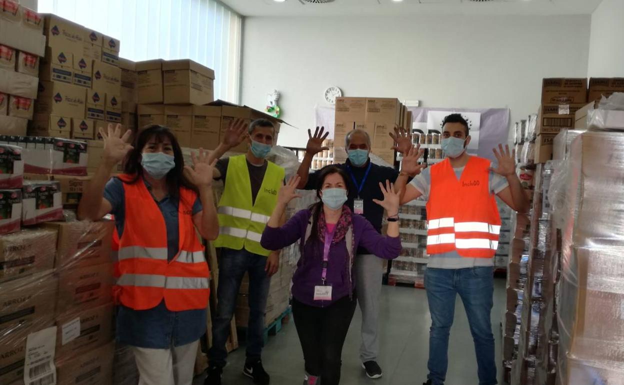 Equipo de la INCLUDD en el reparto de alimentos. 
