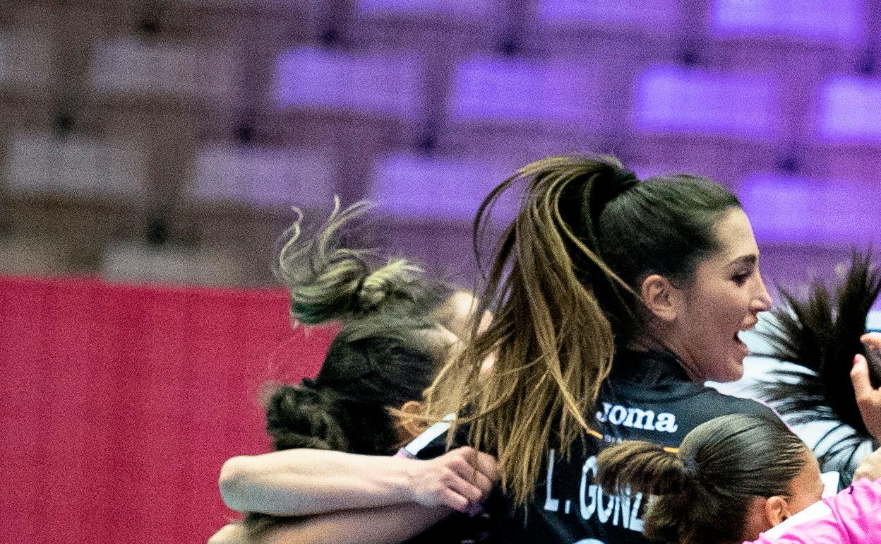 Una agridulce versión de las 'guerreras' logra el pase a la 'Main Round' del Europeo